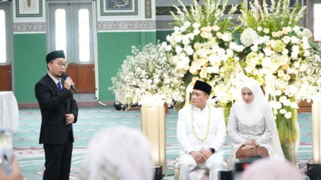 Ustaz Adi Hidayat beri wejangan ke Romo Syafii dan Maya Suhasni. [Dok. Tim Media Kemenag]